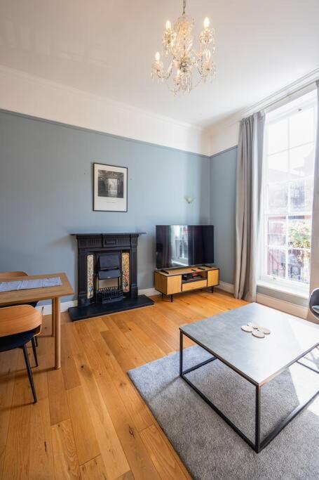 2bed Flat With Private Balcony And Fireplace Appartement Dublin